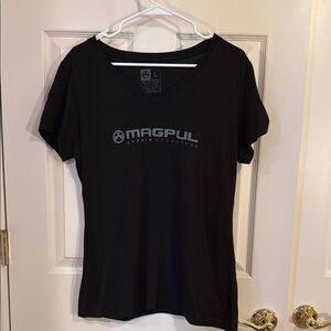 Women's magpul Black V-Neck Top